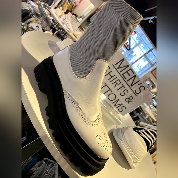 Eleventy sz 39 NwoB $1145 Stylish White and Black Women's Boots